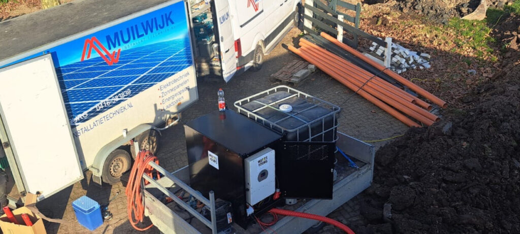 10d27b61-721c-4b20-af30-bd72d2ead1f8 alt="Mobiele accupacks huren voor emissievrije stroom op een bouwplaats"